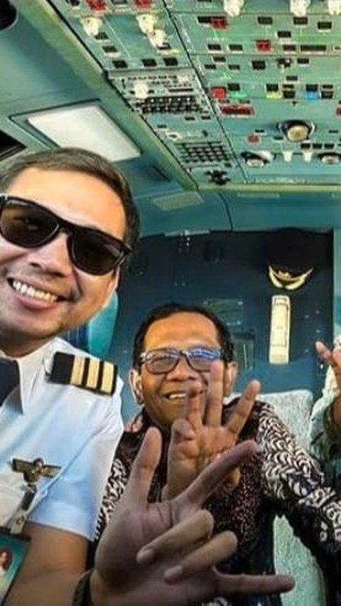 Pilot Garuda Ajak Mahfud Masuk Kokpit Pesawat, Foto Pose Salam 3 Jari