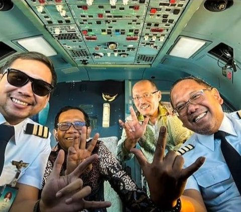 Pilot Garuda Ajak Mahfud Masuk Kokpit Pesawat, Foto Pose Salam 3 Jari