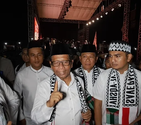 Pilot Garuda Ajak Mahfud Masuk Kokpit Pesawat, Foto Pose Salam 3 Jari