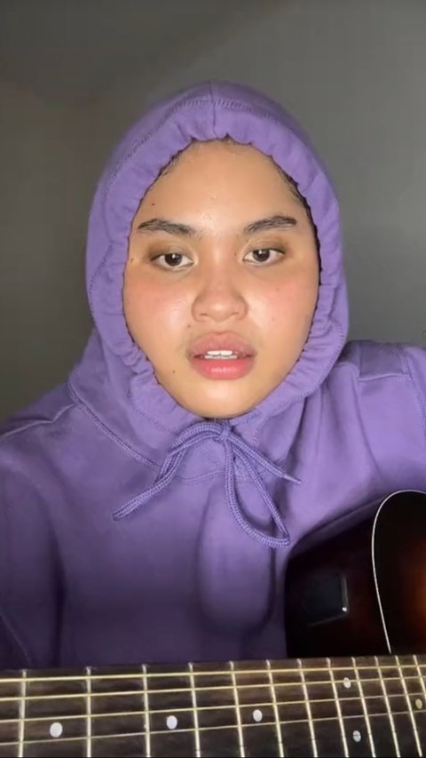 Nabila diketahui merupakan gadis yang berasal dari Surabaya. Ia kini baru menginjak usia 23 tahun.