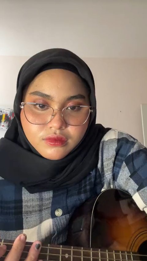 Publik mengenal Nabila sebagai perempuan bersuara unik. Ia terkenal setelah video covernya tersebar luas di Tik Tok maupun Instagram.