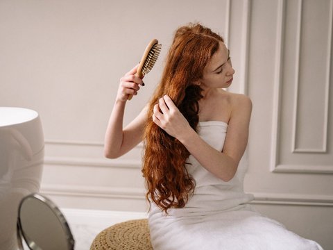 Rutin Bersihkan Sisir, Demi Rambut dan Kulit Kepala Selalu Sehat