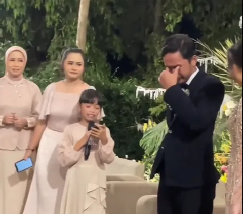 19 Years Apart, Younger Sister's Message to Her Brother on His Wedding Is Full of Emotion