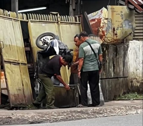 Tak Sengaja Tabrak Gerbang Rumah Orang, Penjul Roti Ini Malah Dapat Berkah