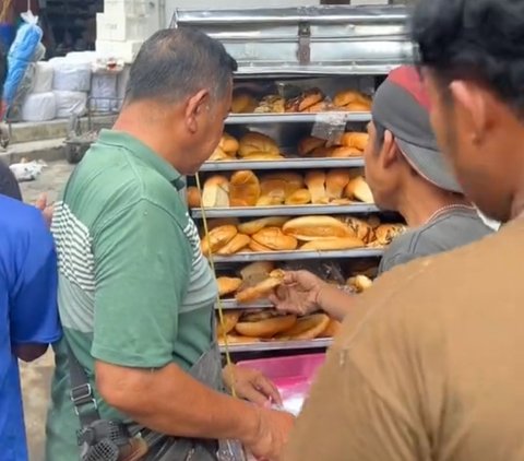 Tak Sengaja Tabrak Gerbang Rumah Orang, Penjul Roti Ini Malah Dapat Berkah