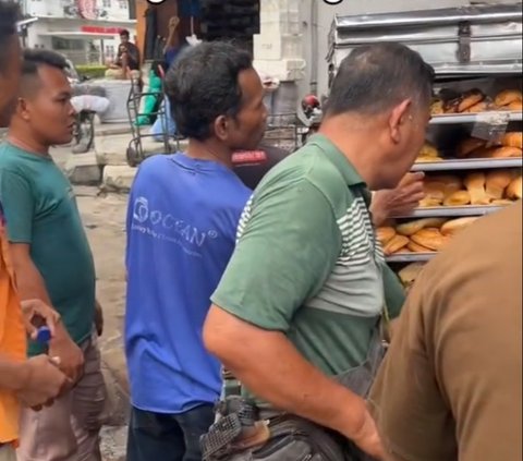 Tak Sengaja Tabrak Gerbang Rumah Orang, Penjul Roti Ini Malah Dapat Berkah