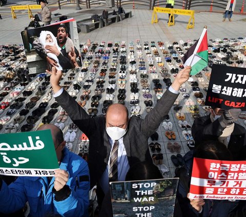 Sekelompok aktivis menggelar aksi solidaritas sebagai bentuk dukungan kepada warga Jalur Gaza, Palestina di Seoul, Korea Selatan, Jumat (17/11/2023). Dalam aksinya, mereka mendesak agar genosida yang terjadi di Jalur Gaza, Palestina, segera dihentikan.