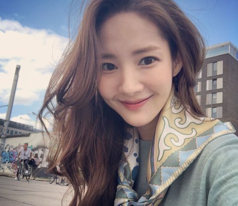 Create S-Curve Bangs ala Korean Drama Actress with Hair Roller, Super Easy!