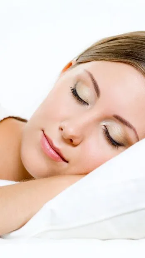 Tidur dengan makeup mungkin tampak sepele, tetapi dampak buruknya terhadap kulit tidak boleh diabaikan.