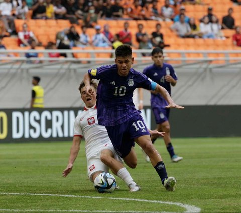 Timnas Argentina U-17 akhirnya berhasil memastikan diri melaju ke babak 16 besar Piala Dunia U-17 setelah mengalahkan Polandia dengan skor telak 0-4. Laga pamungkas penyisihan Grup D itu berlangsung di Jakarta International Stadium, Jumat (17/11/2023).