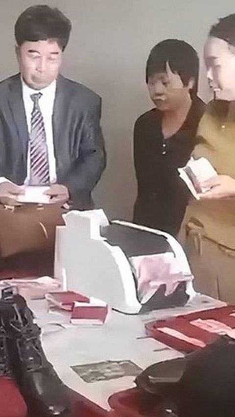 Awkward Moment! Mertua Bawa Mesin Untuk Menghitung Uang Mahar di Depan Keluarga Mempelai Pria<br>