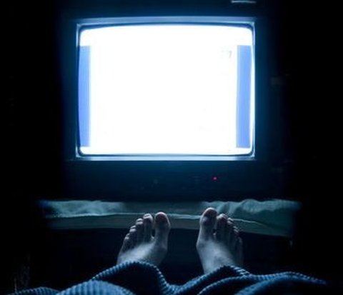Sleeping with the TV on Makes You Tired When You Wake Up, Here's Why