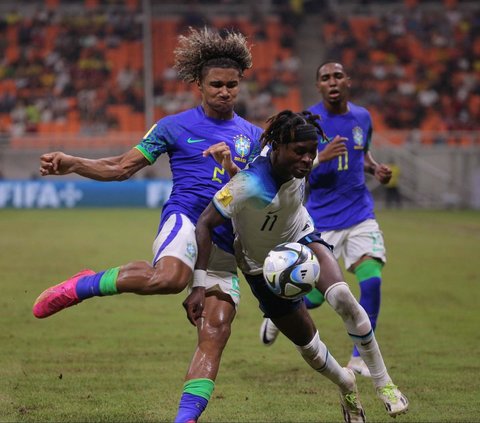 Timnas Brasil U-17 berhasil mengalahkan Inggris U-17 dalam laga matchday 3 Grup C Piala Dunia U-17 2023 di Jakarta International Stadium, Jumat (17/11/2023) malam WIB. Tim Samba menang dengan skor tipis 2-1.