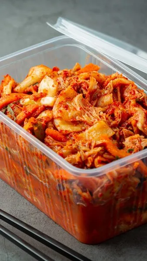 Terkenal dengan rasa pedasnya, kimchi tidak hanya memanjakan lidah, tetapi juga membawa sejuta manfaat bagi kesehatan.