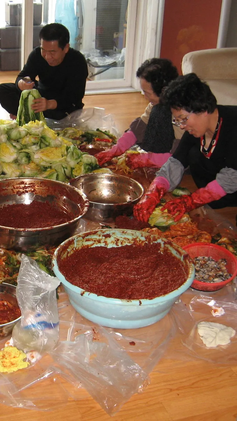 Lebih dari sekadar persiapan makanan, kimchi menjadi simbol kebersamaan, seperti saat seorang ibu berbagi resep dengan menantu perempuan baru atau saat rasa kimchi menciptakan atmosfer santai dalam pertemuan sosial.