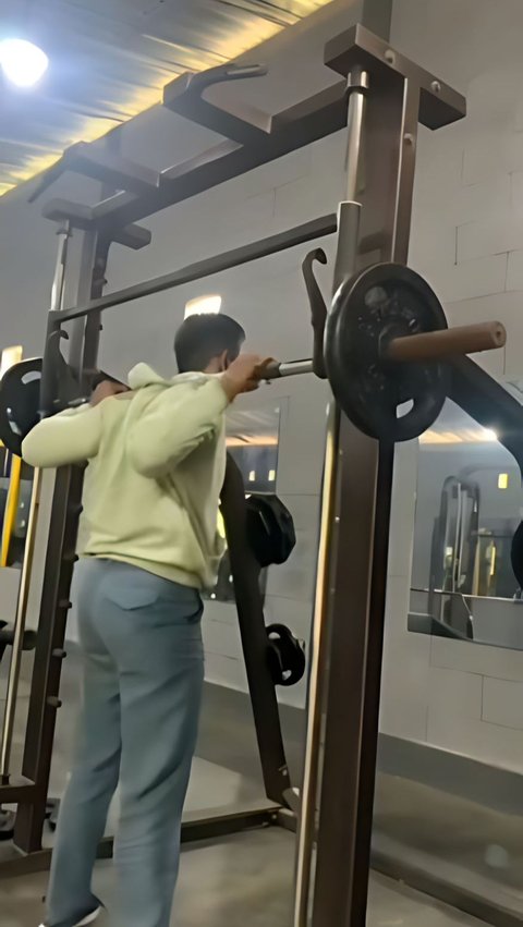 Embarrassing Moment: Student's Uniform Torn While Trying Barbell Machine at the Gym