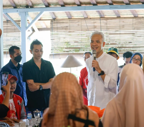 Calon Presiden Ganjar Pranowo berdiskusi dengan puluhan organisasi relawan di Desa Mekargalih, Kecamatan Jatiluhur, Kabupaten Purwakarta, Jawa Barat. 