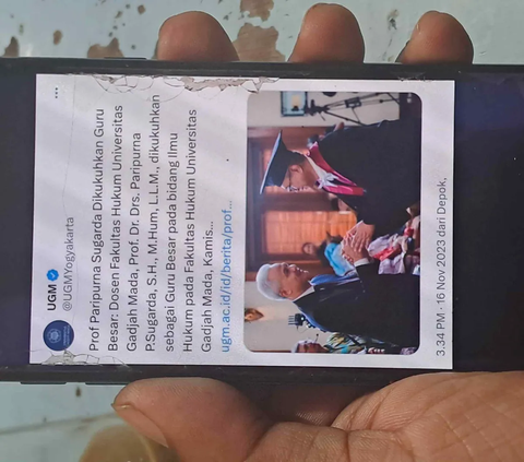 Unggahan UGM di akun media sosialnya tentang kehadiran capres Ganjar Pranowo dalam pengukuhan Guru Besar UGM Paripurna Suganda mendapatkan sorotan publik