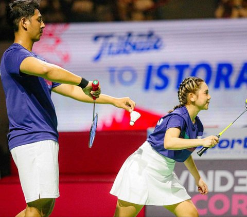 Selebritis Arya Saloka dan Ziva Magnolya tampil sebagai pasangan ganda campuran dalam ajang sportainment Tepok Bulu 2023 di Istora Senayan, Jakarta, Jumat (17/11/2023). Mereka bertanding melawan pasangan selebritis Malaysia, Atu Zero-Atita Haris.