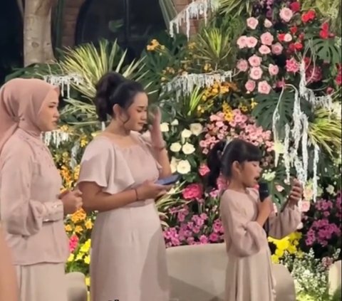 Beda 19 Tahun, Bocah Perempuan Ini Menangis Haru di Pernikahan Kakaknya