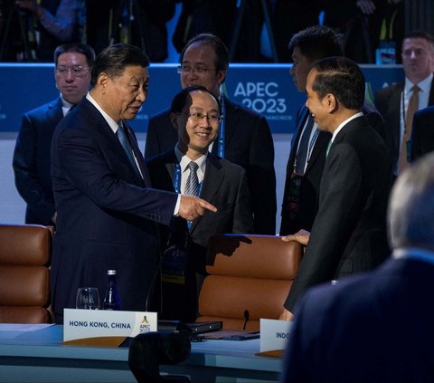 Presiden Joko Widodo atau Jokowi terlihat berbincang akrab dengan Presiden China Xi Jinping. Momen itu terjadi ketika keduanya menghadiri APEC Economic Leaders Retreat di San Fransisco, California, Amerika Serikat, pada Jumat (17/11/2023).