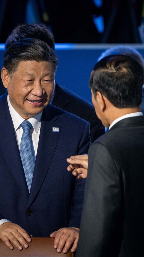 Jokowi dan Xi Jinping tampak asyik berbincang di sela rangkaian kegiatan KTT APEC 2023 tersebut.