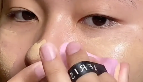 1. Baurkan Makeup di Bawah Cuping Hidung