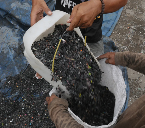 Kisah Inspiratif Pria Lulusan SD Berhasil Bikin Alat Ubah Sampah Plastik Jadi BBM