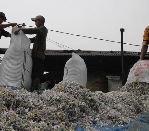 Kisah Inspiratif Pria Lulusan SD Berhasil Bikin Alat Ubah Sampah Plastik Jadi BBM