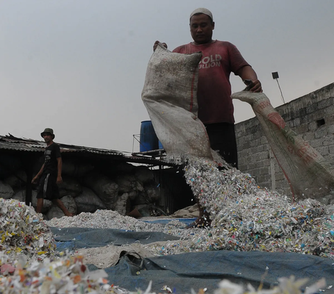 Kisah Inspiratif Pria Lulusan SD Berhasil Bikin Alat Ubah Sampah Plastik Jadi BBM