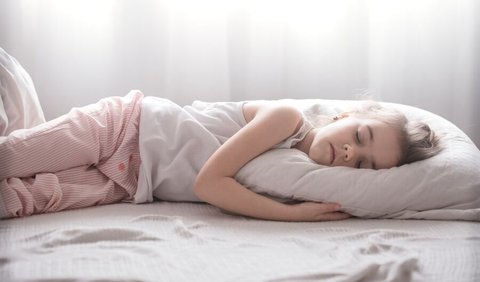 5. Aktivitas Fisik Sebelum Tidur<br>Aktivitas fisik intens sebelum tidur dapat membuat tubuh anak masih berusaha mendinginkan diri, sehingga menyebabkan keringat lebih banyak saat tidur.<br>