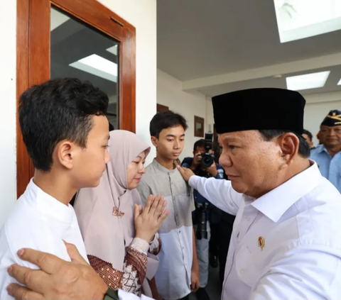 Kunjungi Keluarga Prajurit Korban Pesawat Super Tucano, Prabowo: Kalau Ada Apa-Apa Hubungi Saya