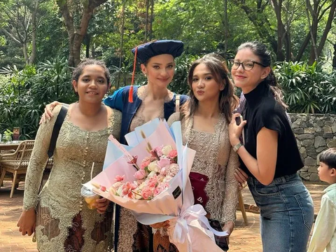 Momen Dosen Tak Kenali Enzy Storia di Acara Wisuda Bikin Riuh 'Ini Artis Apa ya?'