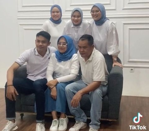 Momen Anak Ajak Orang Tua yang Sudah Cerai Foto Keluarga Ini Viral, Butuh Waktu 12 Tahun