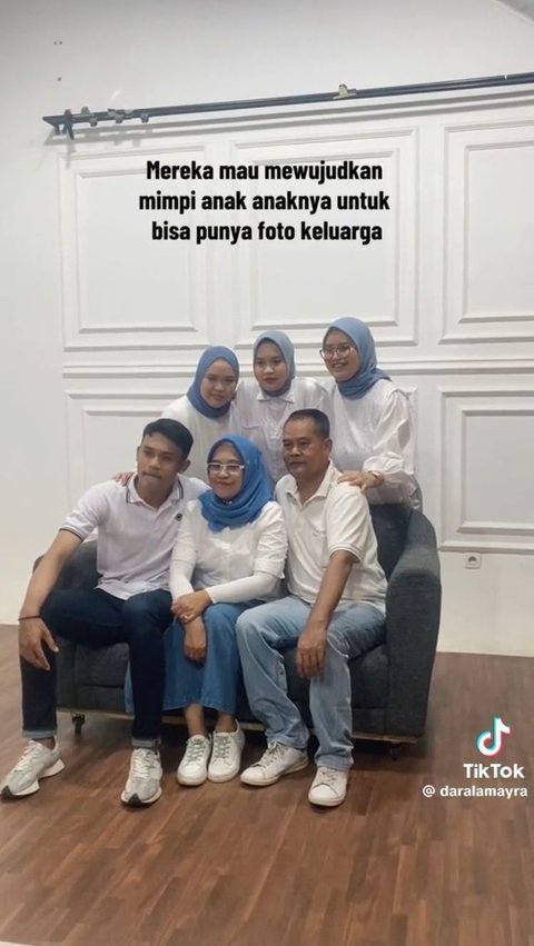 Momen Anak Ajak Orang Tua yang Sudah Cerai Foto Keluarga Ini Viral, Butuh Waktu 12 Tahun