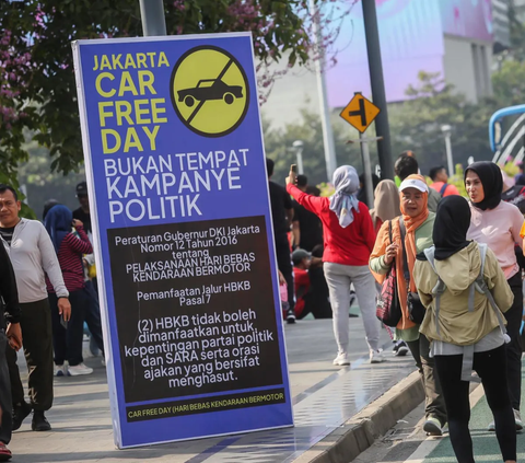 Sebuah banner berisi peringatan larangan kampanye politik menghiasi suasana Hari Bebas Kendaraan Bermotor atau Car Free Day (CFD) di Kawasan Bundaran HI, Jakarta, Minggu (19/11/2023).