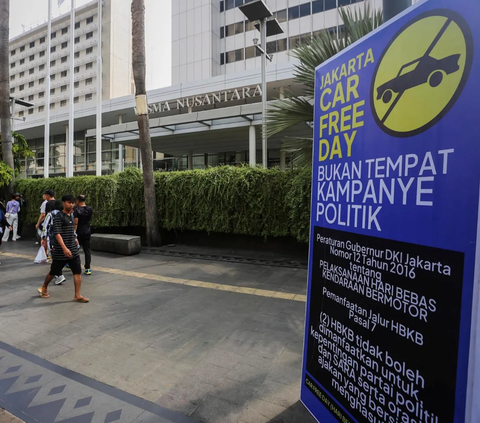 FOTO: Banner Larangan Kampanye Politik Mencuri Perhatian Saat Car Free Day di Kawasan Thamrin