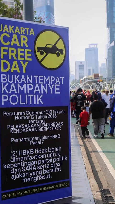 Banner tersebut terlihat dipajang pada sebuah tiang lampu di kawasan Jalan MH Thamrin saat Car Free Day (CFD).