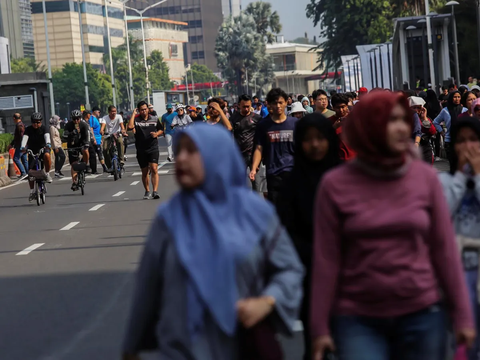 FOTO: Banner Larangan Kampanye Politik Mencuri Perhatian Saat Car Free Day di Kawasan Thamrin