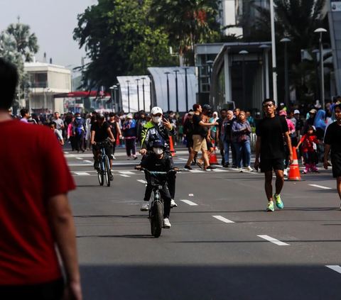 FOTO: Banner Larangan Kampanye Politik Mencuri Perhatian Saat Car Free Day di Kawasan Thamrin