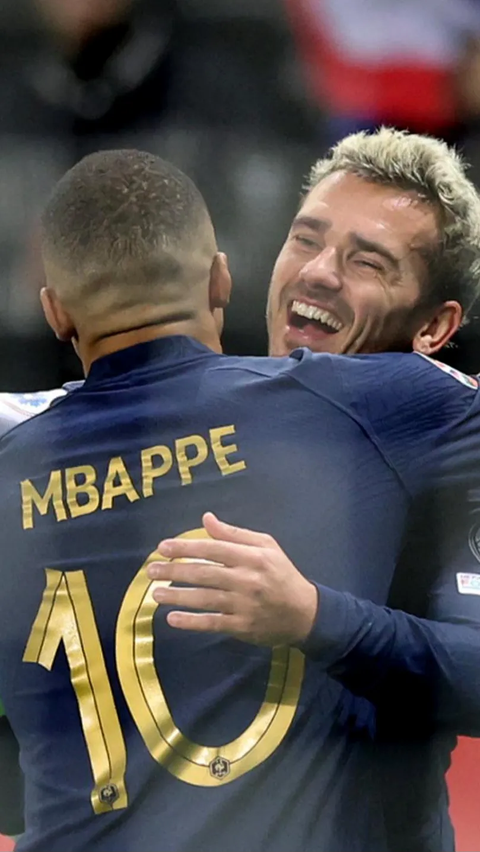 Kebahagiaan Kylian Mbappe juga menular ke Antoine Griezmann yang turut merayakan gol keempat sang bintang.