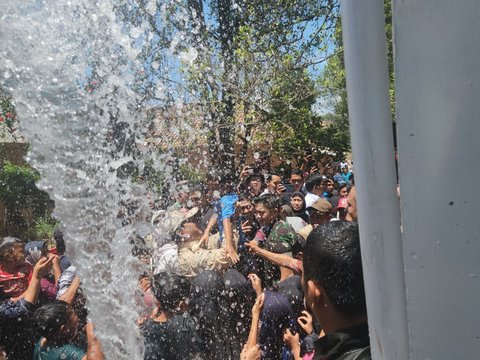 Momen Bahagia Prabowo bersama Warga Pamabulan Bayah Main Air Bersih