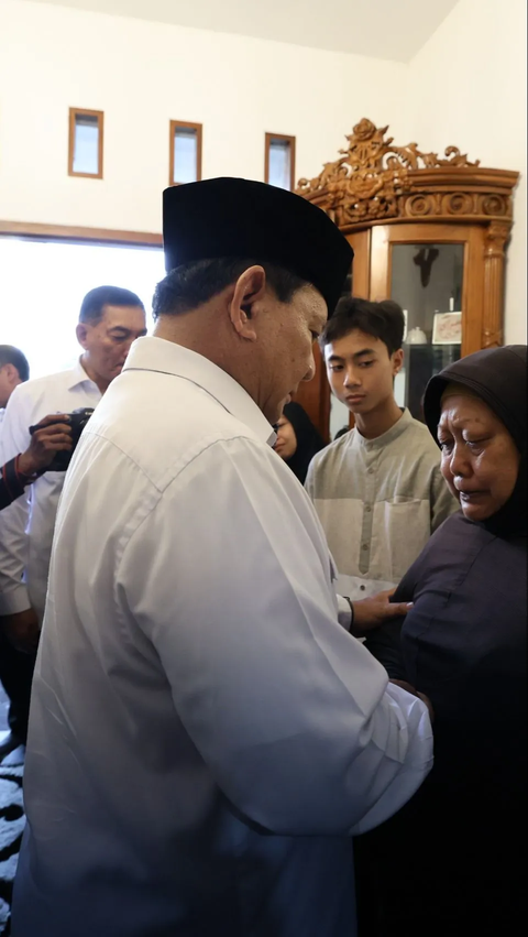 Prabowo Peluk & Cium Anak Korban Super Tucano AU Jatuh, Diangkat Jadi Anak Asuh