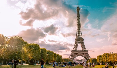 2. Eiffel Tower, Paris, France