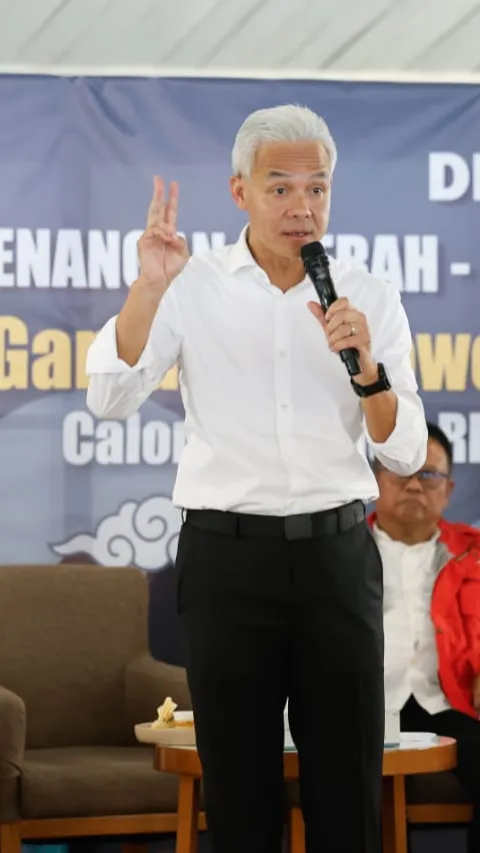 Viral Video Rocky Gerung 'Salam 3 Jari' Bareng Ganjar Pranowo di Makassar<br>