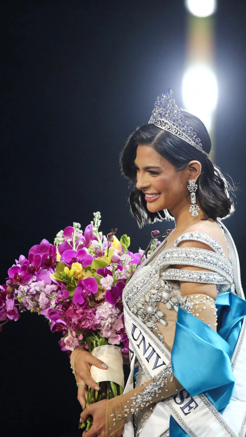 Penobatan mahkota Miss Universe 2023 kepada wanita berusia 23 tahun itu berlangsung pada Minggu, 19 November 2023 di El Salvador, Amerika Tengah.<br>