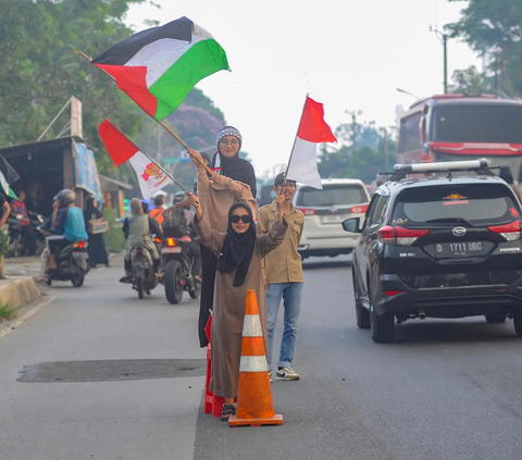Sejumlah santriwan dan santriwati bersama  masyarakat setempat di kawasan kabupaten Bogor menggelar aksi  penggalangan donasi solidaritas untuk Palestina pada hari Minggu (19/11/2023).