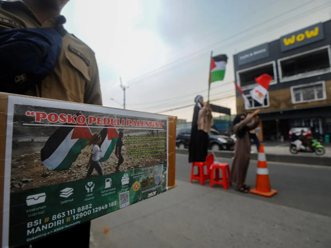 FOTO: Demi Galang Dana untuk Palestina, Para Santri Ini Sampai Rela Panas-Panasan di Jalan Raya Parung-Bogor hingga Dapat Rp10 Juta per Hari