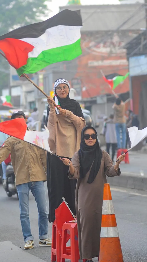 Aksi santriwan dan santriwati bersama masyarakat  saat melakukan penggalangan donasi solidaritas untuk Palestina di Jalan Raya Parung-Bogor, Kemang, Bogor,  Minggu (19/10/2023).