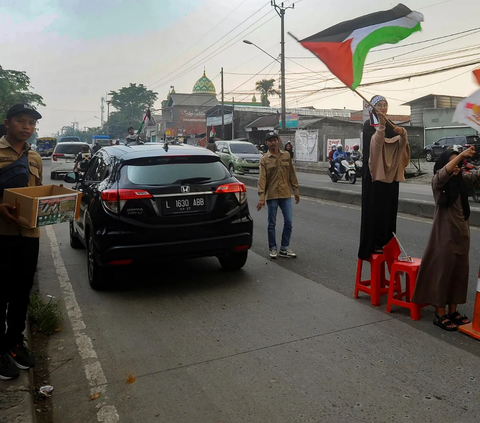 FOTO: Demi Galang Dana untuk Palestina, Para Santri Ini Sampai Rela Panas-Panasan di Jalan Raya Parung-Bogor hingga Dapat Rp10 Juta per Hari